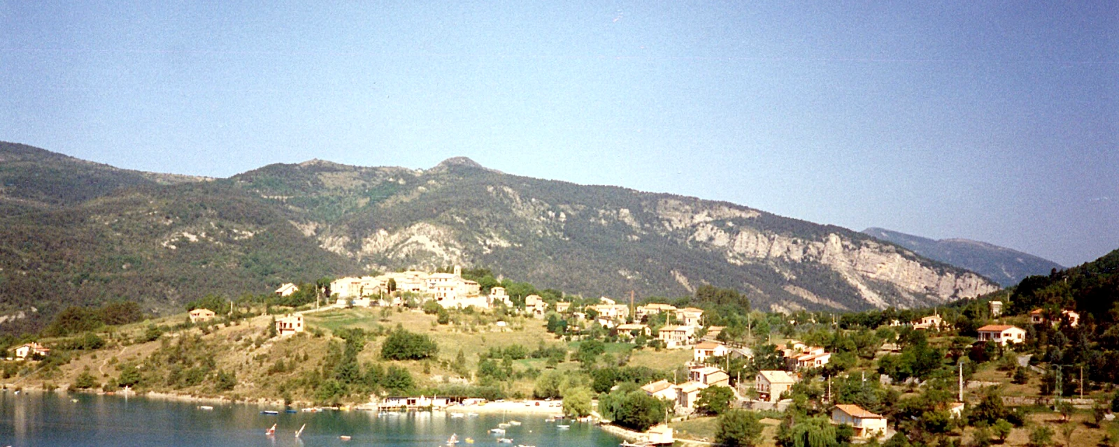 Vue de Saint-Julien-du-Verdon, Alpes-de-Haute-Provence