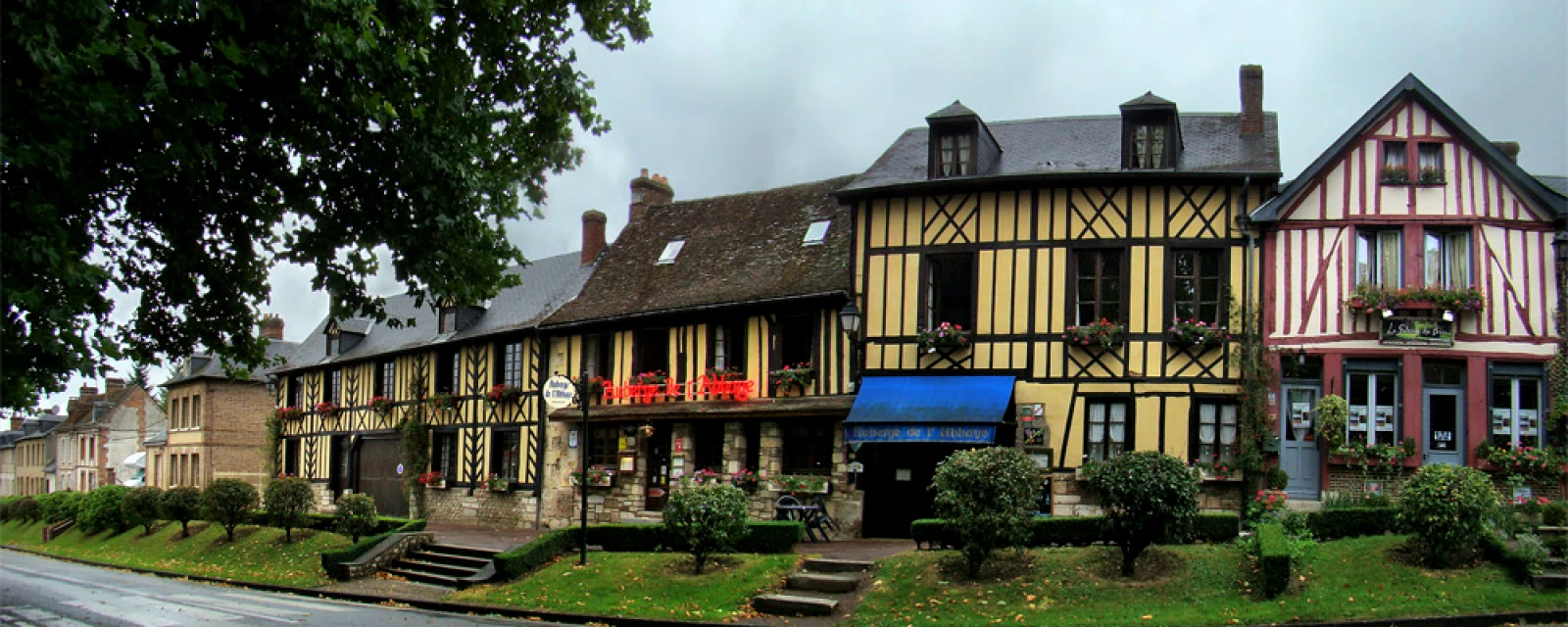 Vue de Le Bec-Hellouin, Eure